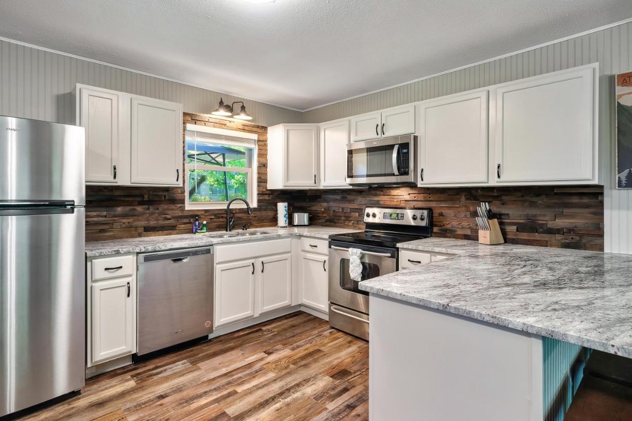 Villa Modern Pigeon Forge Gem Near Dollywood, Gatlinburg & Smokies - 2 Mins To Pkwy & Strip, Hot Tub, Fire Pit, Cable, Hi-Speed Wifi Extérieur photo