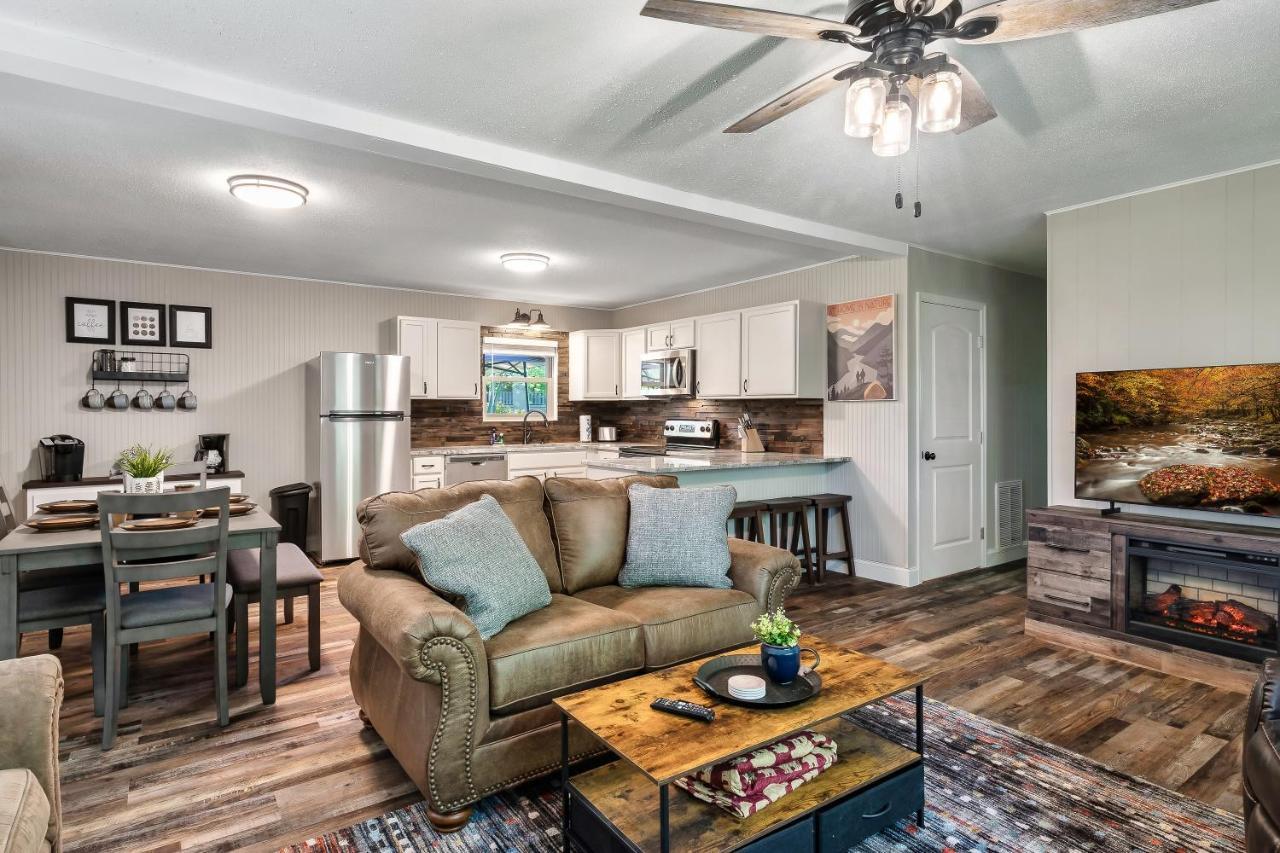 Villa Modern Pigeon Forge Gem Near Dollywood, Gatlinburg & Smokies - 2 Mins To Pkwy & Strip, Hot Tub, Fire Pit, Cable, Hi-Speed Wifi Extérieur photo