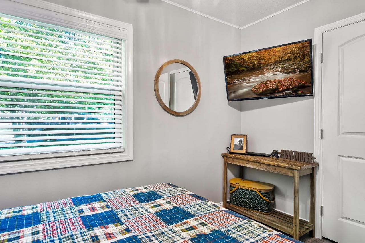 Villa Modern Pigeon Forge Gem Near Dollywood, Gatlinburg & Smokies - 2 Mins To Pkwy & Strip, Hot Tub, Fire Pit, Cable, Hi-Speed Wifi Extérieur photo