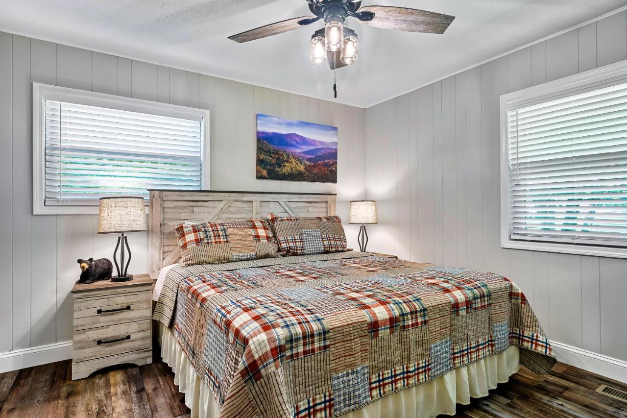 Villa Modern Pigeon Forge Gem Near Dollywood, Gatlinburg & Smokies - 2 Mins To Pkwy & Strip, Hot Tub, Fire Pit, Cable, Hi-Speed Wifi Extérieur photo