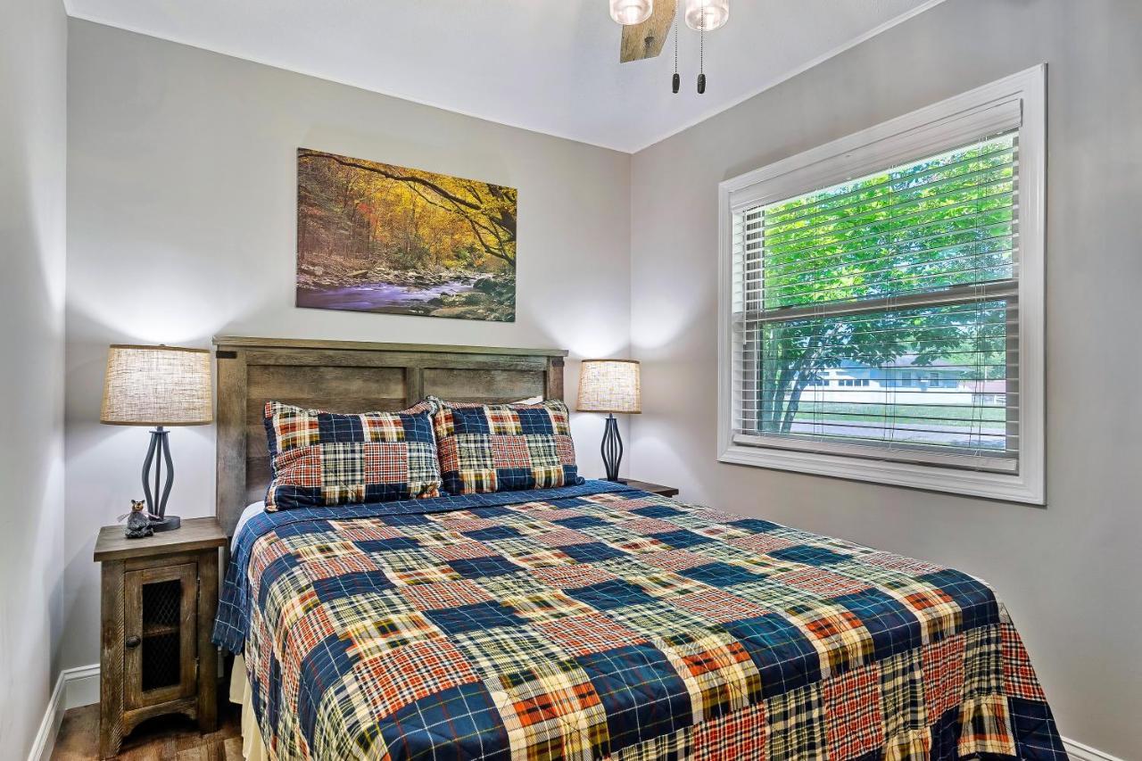 Villa Modern Pigeon Forge Gem Near Dollywood, Gatlinburg & Smokies - 2 Mins To Pkwy & Strip, Hot Tub, Fire Pit, Cable, Hi-Speed Wifi Extérieur photo
