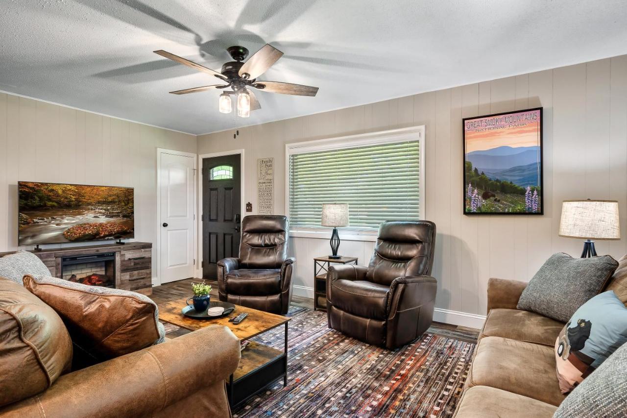 Villa Modern Pigeon Forge Gem Near Dollywood, Gatlinburg & Smokies - 2 Mins To Pkwy & Strip, Hot Tub, Fire Pit, Cable, Hi-Speed Wifi Extérieur photo